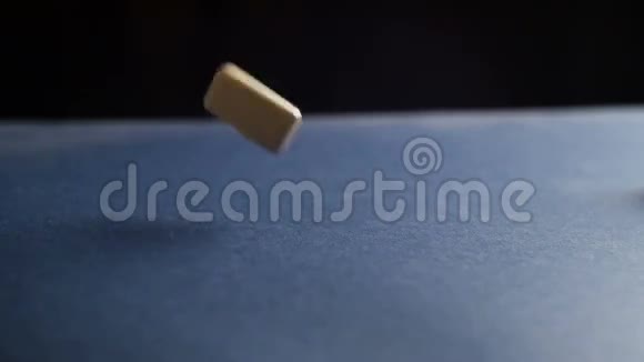 多米诺骨牌掉在桌子上慢动作视频的预览图