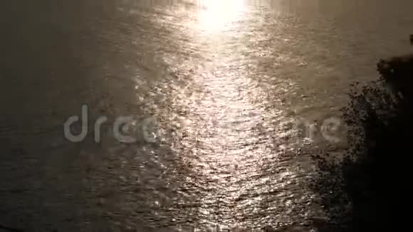 日落的阳光之路在水面上亚得里亚海黑山视频的预览图