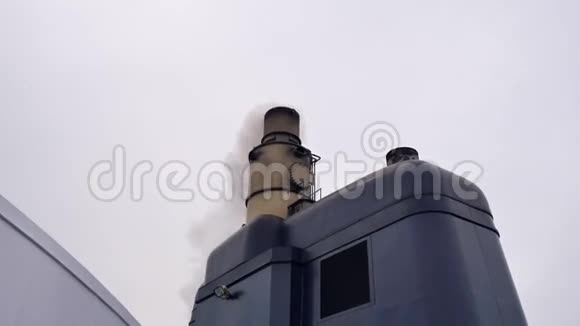 船上烟囱的细节在可怕的风浓烟迅速吹离船视频的预览图