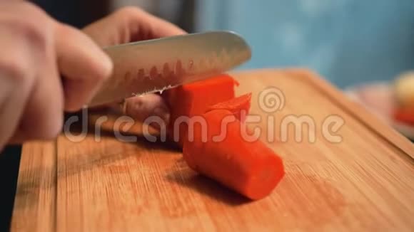 女人用刀子切煮胡萝卜沙拉的配料快关门视频的预览图