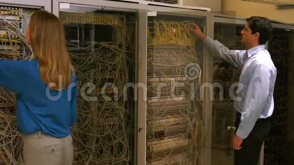 技术人员看着打开的服务器储物柜视频的预览图