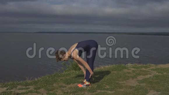 女孩单腿站立平衡训练瑜伽视频的预览图