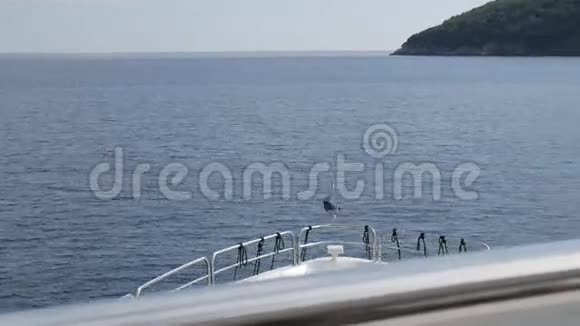 甲板是昂贵的大游艇游艇停泊在蒙特布德瓦视频的预览图