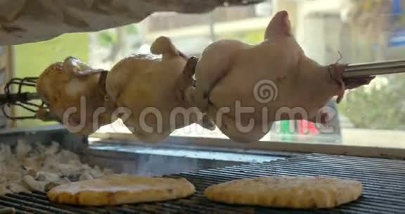 烤鸡和皮塔在烤架上视频的预览图