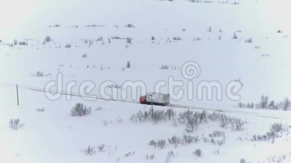 汽车在雪山上行驶视频的预览图