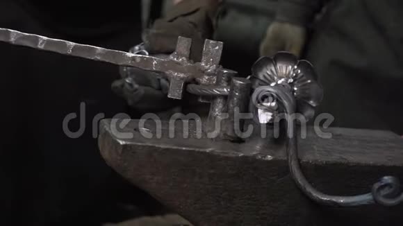 铁匠用玫瑰和马蹄铁做金属烛台慢一点视频的预览图