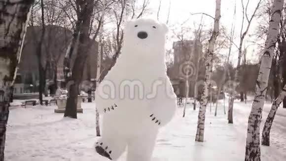 娃娃巨人熊在雪地公园里跳舞视频的预览图