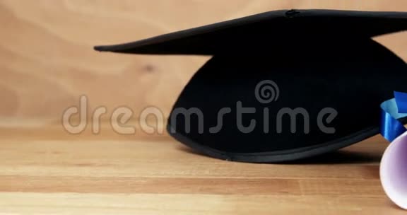 将毕业证书用灰浆板贴在桌子上视频的预览图