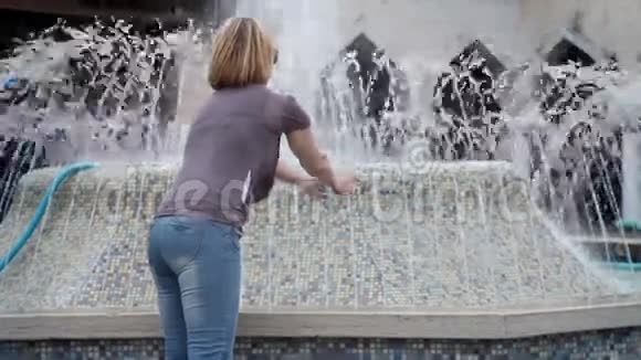 女人在喷泉里提神视频的预览图