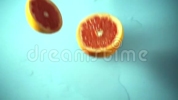 新鲜成熟的葡萄果实倒在桌子上超级慢动作高清视频视频的预览图