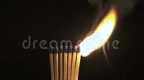 黑暗中燃烧的火柴视频的预览图