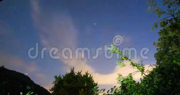 风的日落云运动美丽的夜晚星夜天空时间流逝视频的预览图
