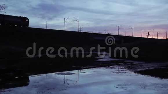 铁路过桥货运通行证铁路过桥剪影视频的预览图