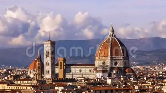 美丽的佛罗伦萨和大教堂圣玛丽亚德尔菲奥雷晚上佛罗伦萨意大利云时间流逝晚上好视频的预览图