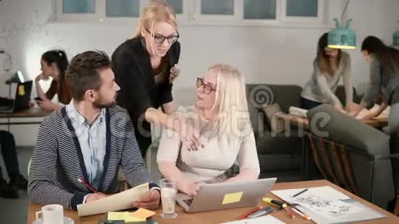 女领导给工人指明方向现代创业办公室创意商业团队会议讨论新想法视频的预览图