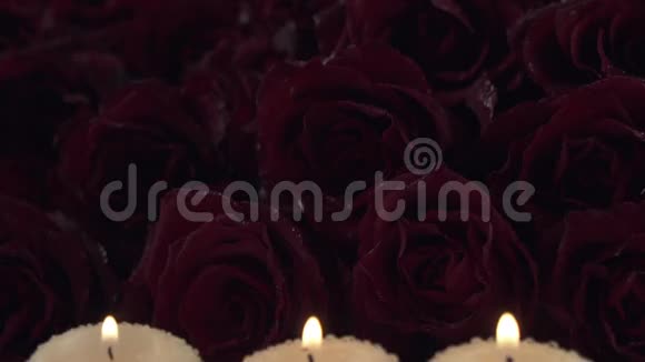 雨在红玫瑰的背景上洒下蜡烛为死缓的股票录像而悲伤视频的预览图