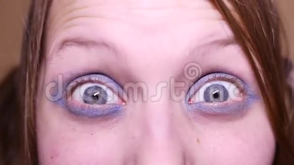 一个化妆很脏的少女做着滑稽的脸仔细观察4KUHD视频的预览图