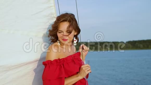 美丽的女人在帆船上放松视频的预览图