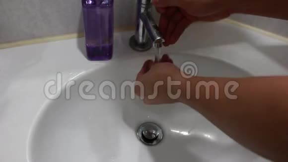 在盆里用肥皂洗手视频的预览图