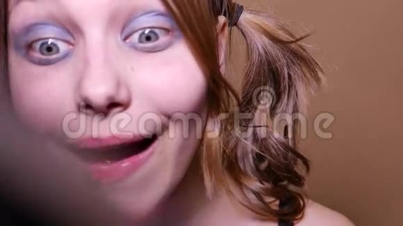 美女模特少女看着相机脸上涂着雄花4KUHD视频的预览图