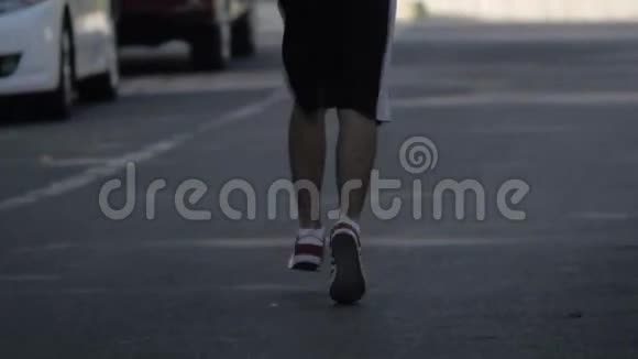 人在城市的日出处奔跑视频的预览图
