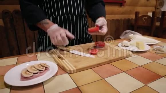 法式煮肉番茄洋葱肉生的视频的预览图