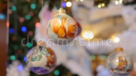 圣诞装饰品挂在树上很漂亮的气球视频的预览图