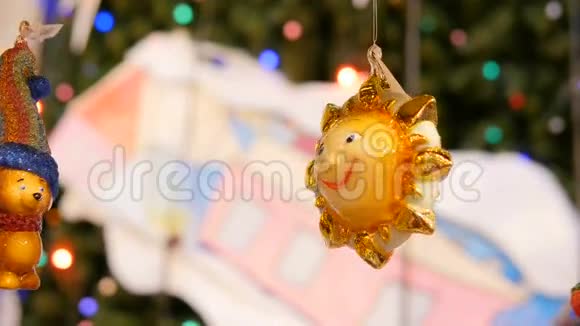 玩具以太阳的形式挂在圣诞树上视频的预览图