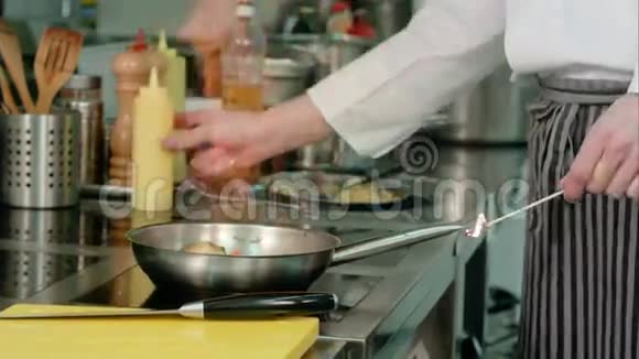 厨师用火焰煮蔬菜视频的预览图