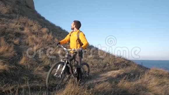 骑自行车的人在日落的时候视频的预览图