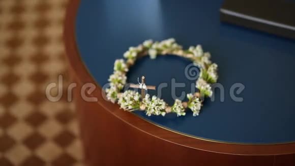 桌上的白色小花结婚王冠视频的预览图