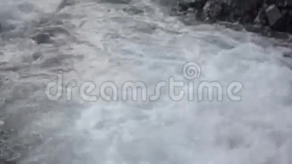水流在河里视频的预览图