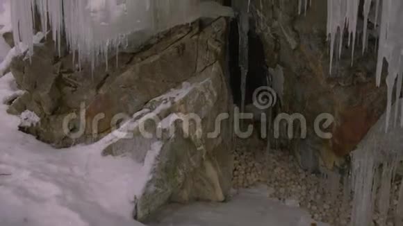 岩石中的石窟和裂缝与冰柱股票录像视频的预览图