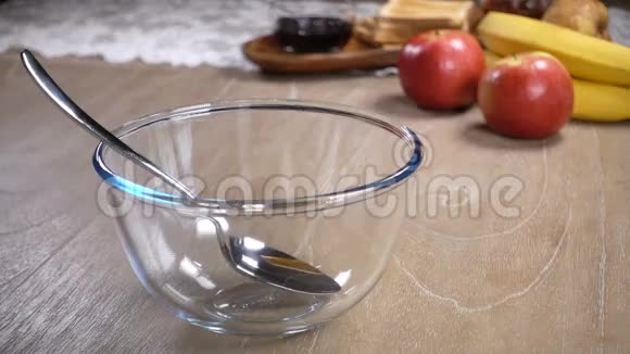 玉米片倒在玻璃碗里视频的预览图