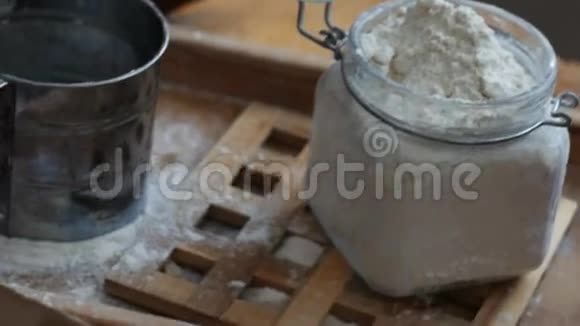 用手搅拌器在碗里摇动鸡蛋视频的预览图