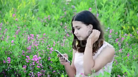 14岁的女孩在户外使用电话视频的预览图
