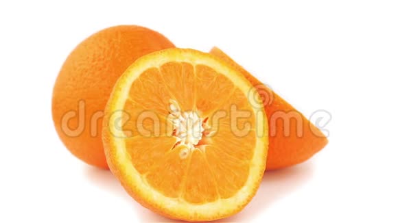 橙色切片在白色背景上旋转视频的预览图