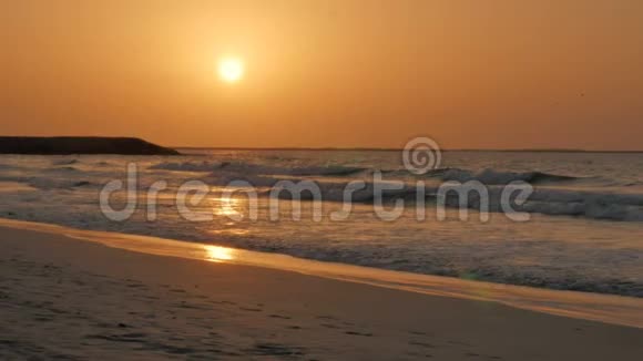 五彩缤纷的日落休息海边沙滩视频的预览图