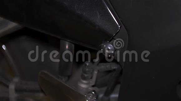 机械师戴上手套将螺丝从车间的两个黑色摩托车部件上拆下金属螺栓视频的预览图