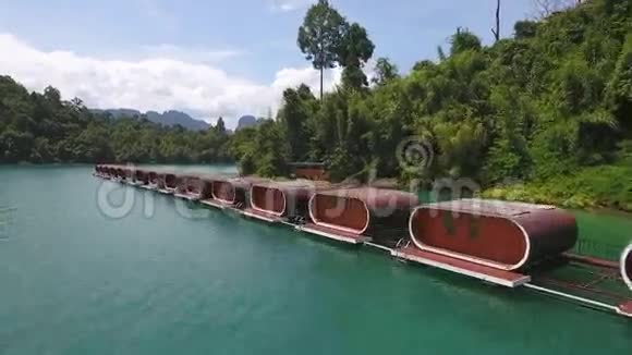 位于泰国南部的高索国家公园的ChowLan湖的房子高清空中慢速运动视频的预览图