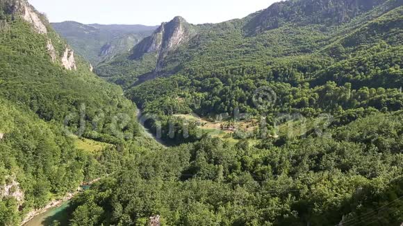 塔拉河黑山峡谷塔拉杜米特地区山河夏日鸟瞰美丽自然视频的预览图