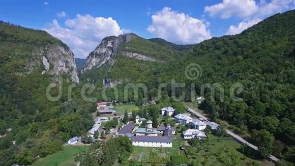 罗马尼亚森林环绕的Polovragi修道院的空中景观着陆视频的预览图