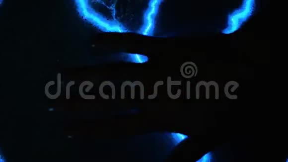 抽象的蓝色闪电一个人摸他的手去通电aura扫描人体电磁场扫描了一下视频的预览图