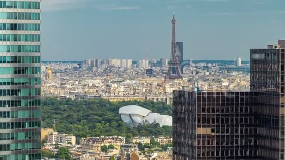巴黎和埃菲尔铁塔的景色从巴黎商业区的摩天大楼顶端逐渐消失视频的预览图