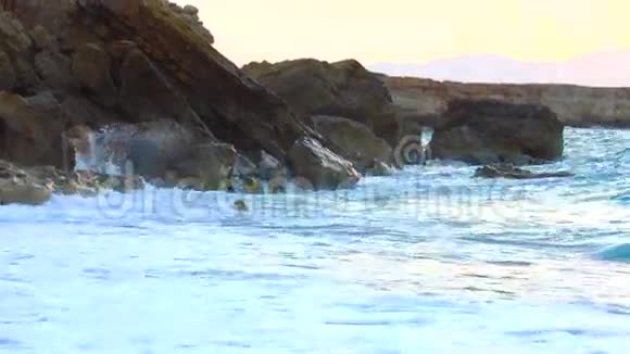 波浪状海滩上美丽的日落视频的预览图