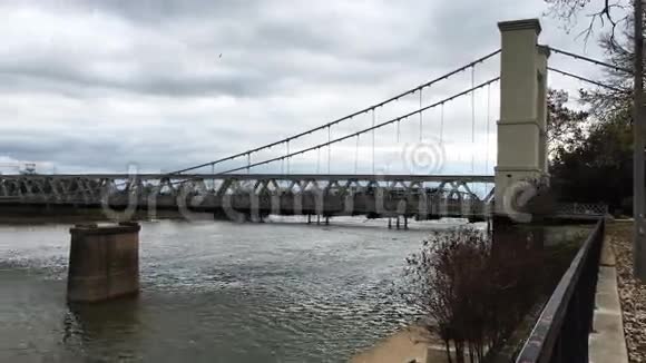 德克萨斯州瓦科布拉索斯河上瓦科悬索桥4K超高清时间推移视频的预览图