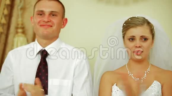 新娘和新郎哭泣在婚礼上庆祝婚礼视频的预览图