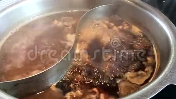 日式料理涮锅半锅热煮牛肉黑汤视频的预览图