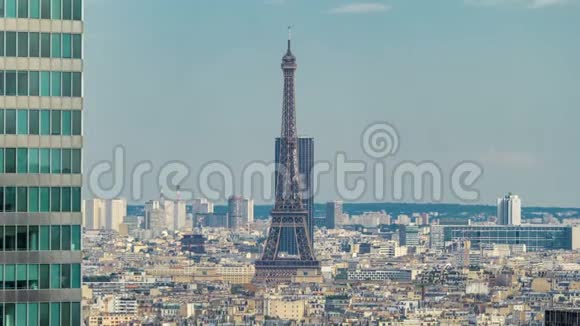 巴黎和埃菲尔铁塔的景色从巴黎商业区的摩天大楼顶端逐渐消失视频的预览图