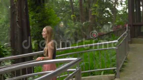 一名年轻女子参观热带鸟类公园的照片视频的预览图